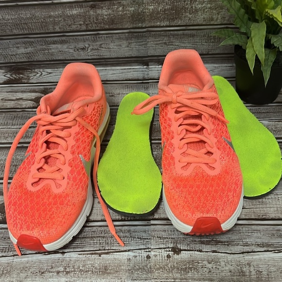 Nike Women's Bright Coral Athletic Shoes size Youth 5 Women’s 7 - Picture 6 of 9